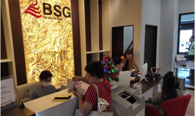Suasana-pelayanan-nasabah-di-BSG-Manado-Town-Square-3-678.jpg