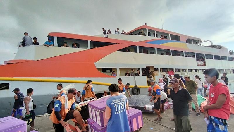 Suasana-pemudik-yang-menggunakan-trasnprotasi-laut-di-Pelabuhan-Manado-S.jpg