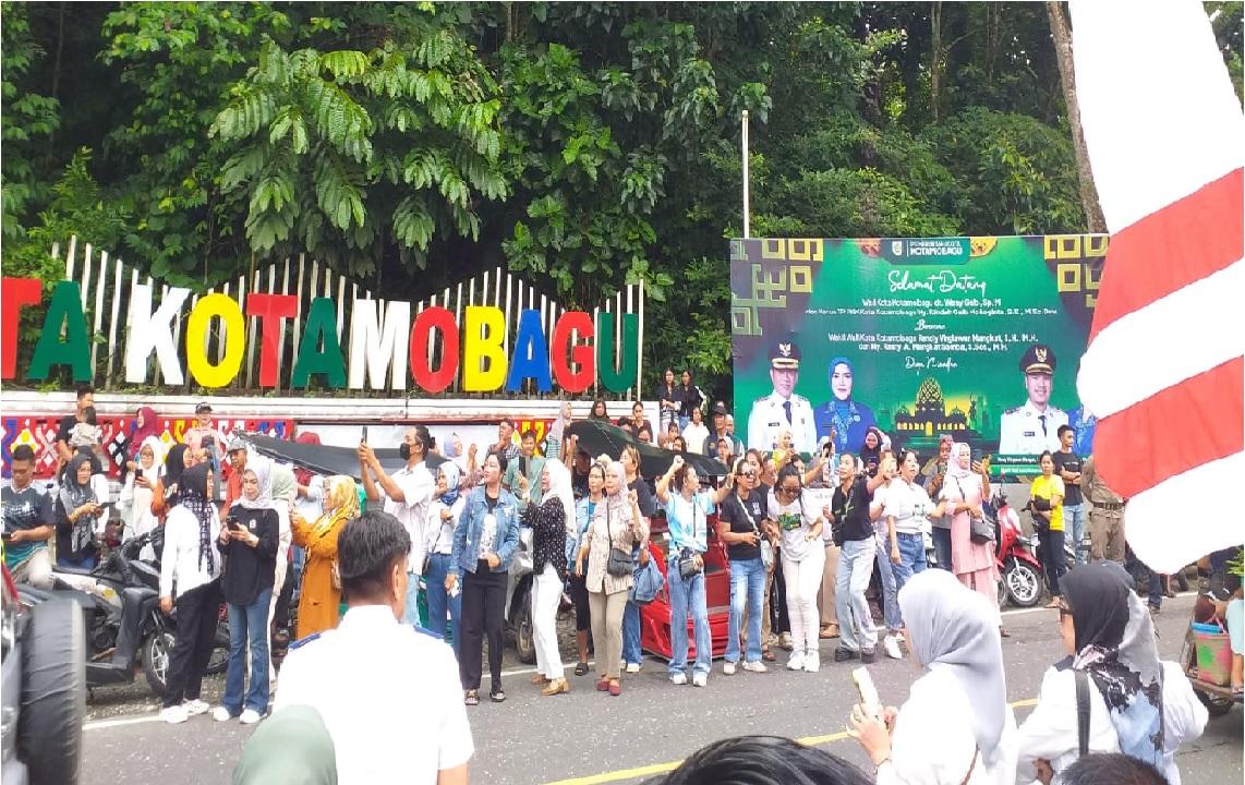 Antusiasme Warga Kotamobagu Sambut Kedatangan Wali Kota Weny Gaib di Batas Kota, Teriak The Winner