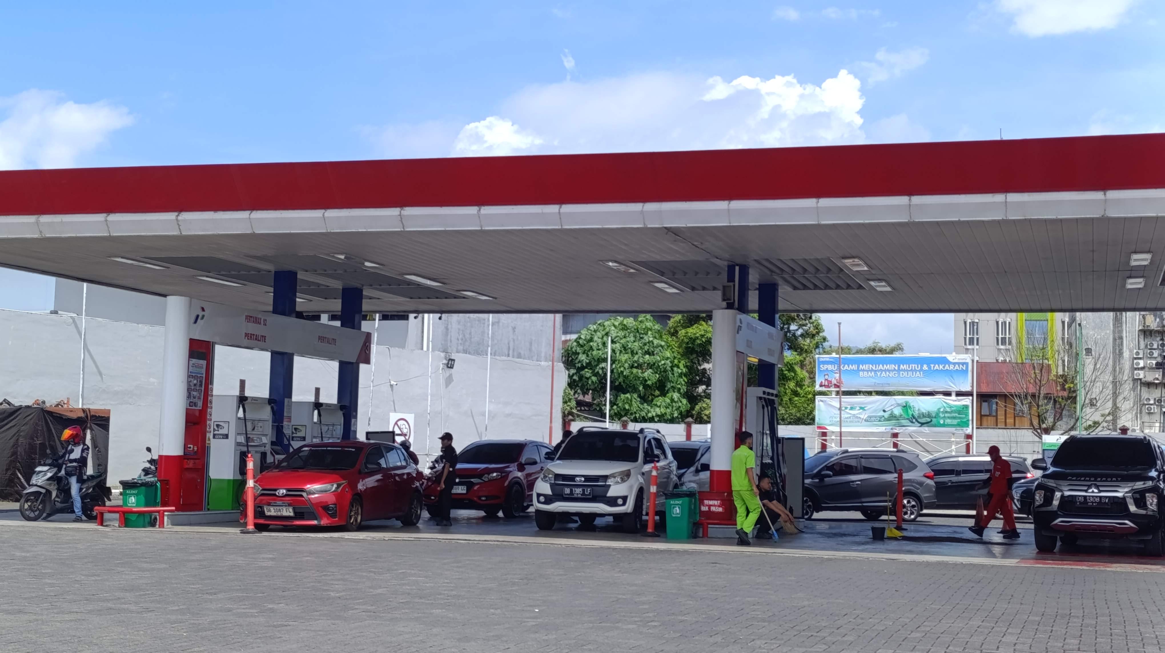 Suasana-penyaluran-BBM-di-SPBU-COCO-Jalan-Pierre-Tendean-Boulevard-Manado-belum-lama-ini.jpg