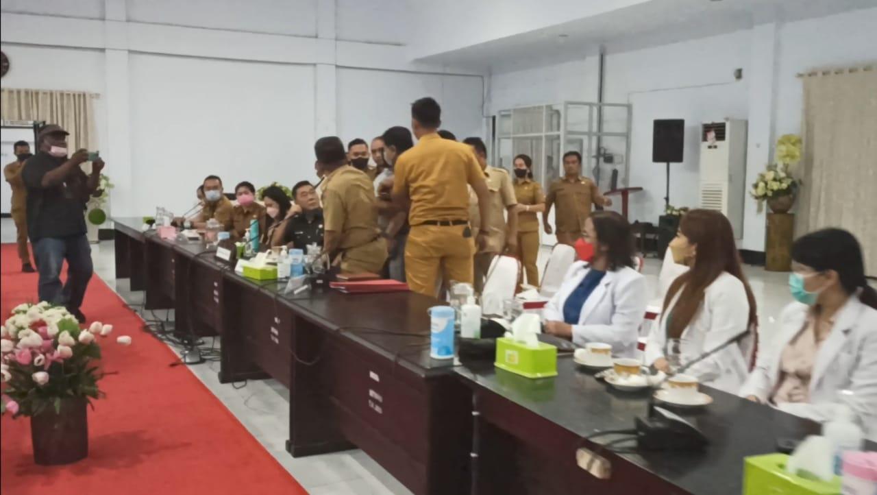 Suasana-ricuh-di-ruang-rapat-DPRD-Sitaro-saat-berlangsungnya-rapat-dengan-pendapat-umum.jpg