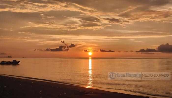 Suasana-senja-dengan-pemandangan-sunset-di-Pantai-Ambang-Desa-Ambang-Bolmong.jpg