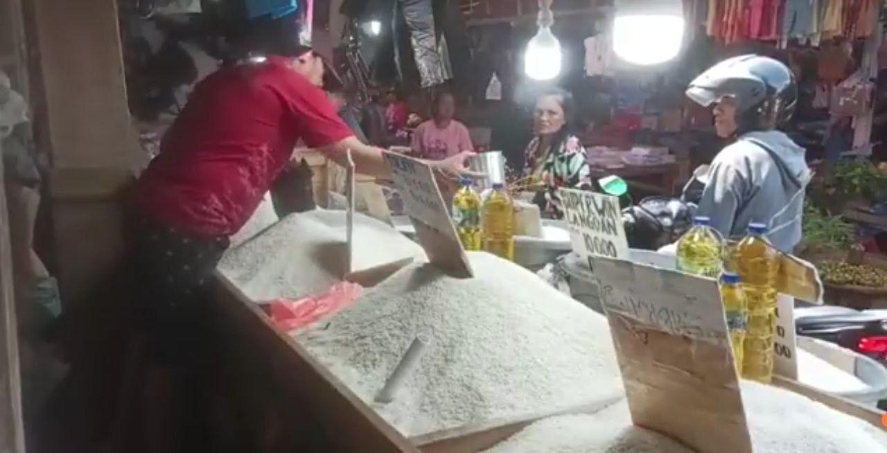 Rafik Penjual Beras di Bitung: Alhamdulillah, Sedikit-Sedikit Ada yang Beli Meski Harga Naik
