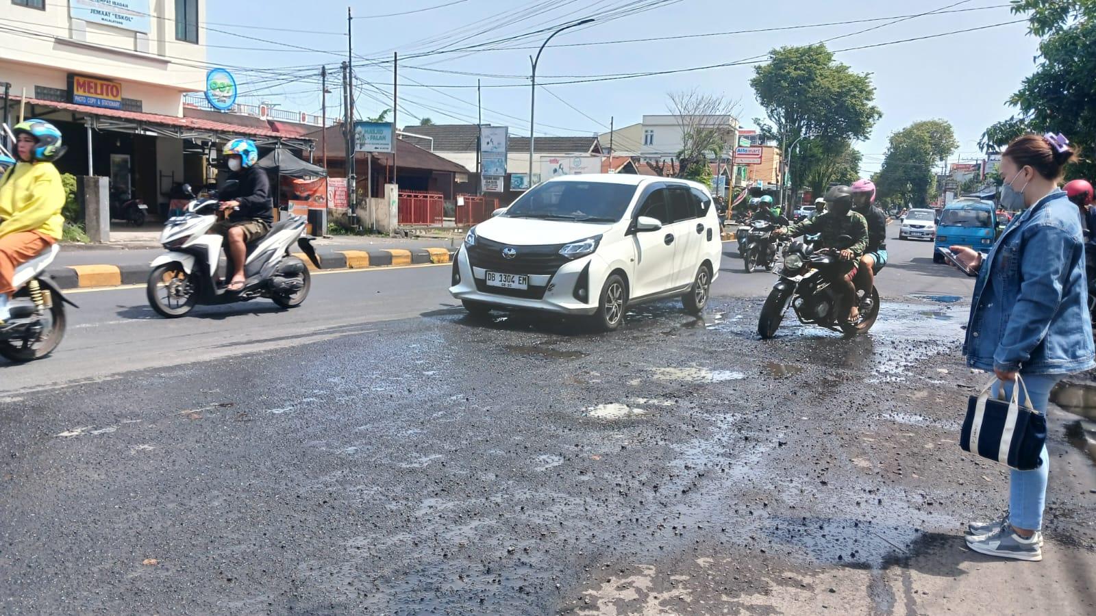 Sulawesi-Utara-Kamis-1512026-Rusaknya-jalan-tersebut-mengganggu-pengguna-jalan.jpg