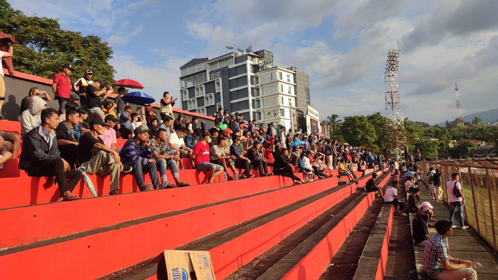 Sulut United Ungul 3-2 dari Persewar, Ratusan Suporter Gorango Utara Terus Berikan Semangat