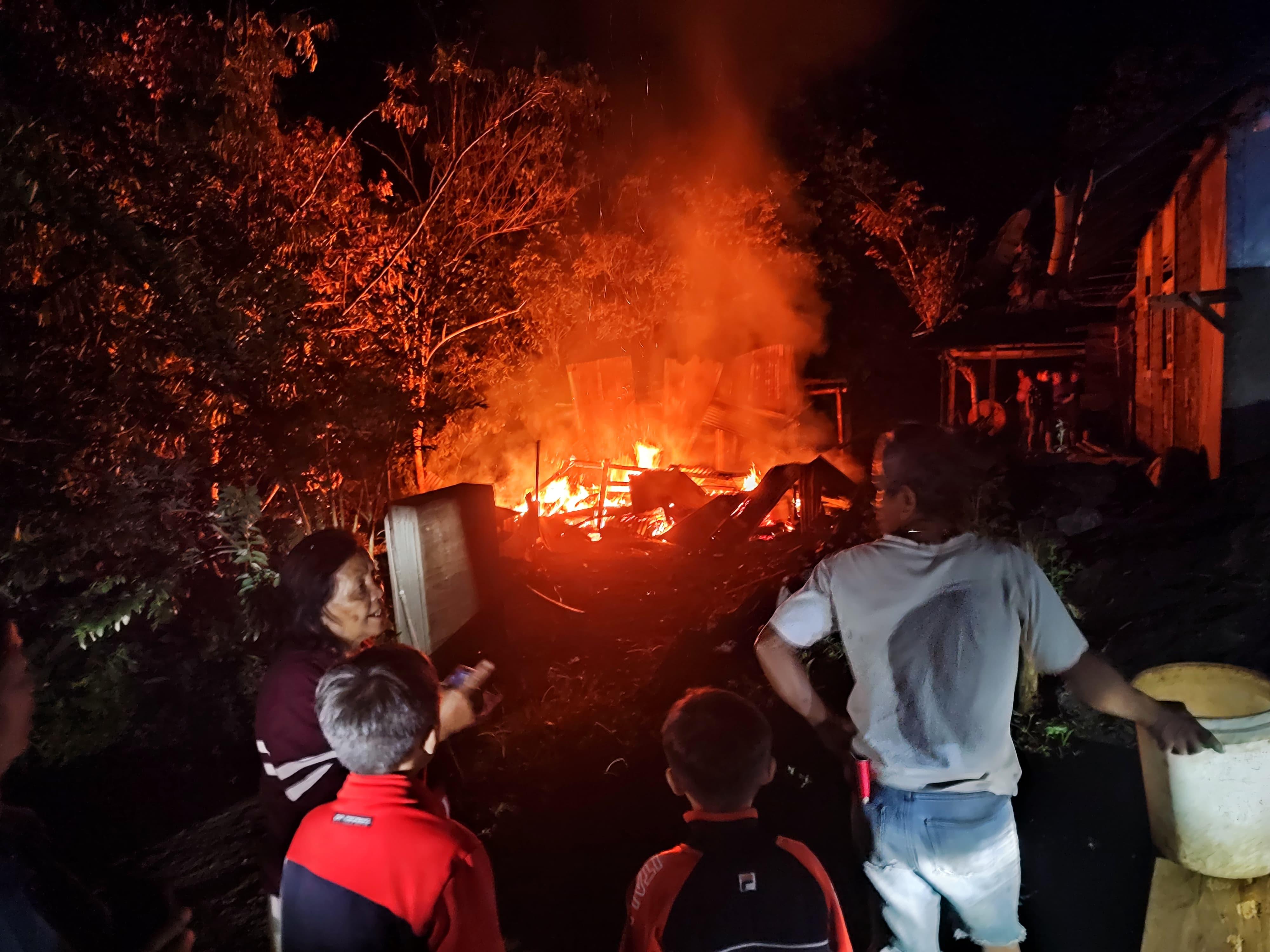 Sumber-foto-dari-Kapolsek-Caption-foto-Rumah-saat-terbakar.jpg