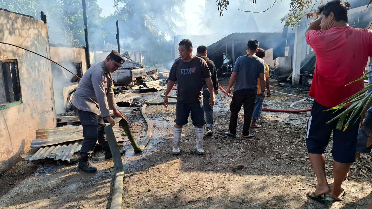 TERBAKAR-Sebuah-rumah-di-RT-002-Lingkungan-II65757.jpg