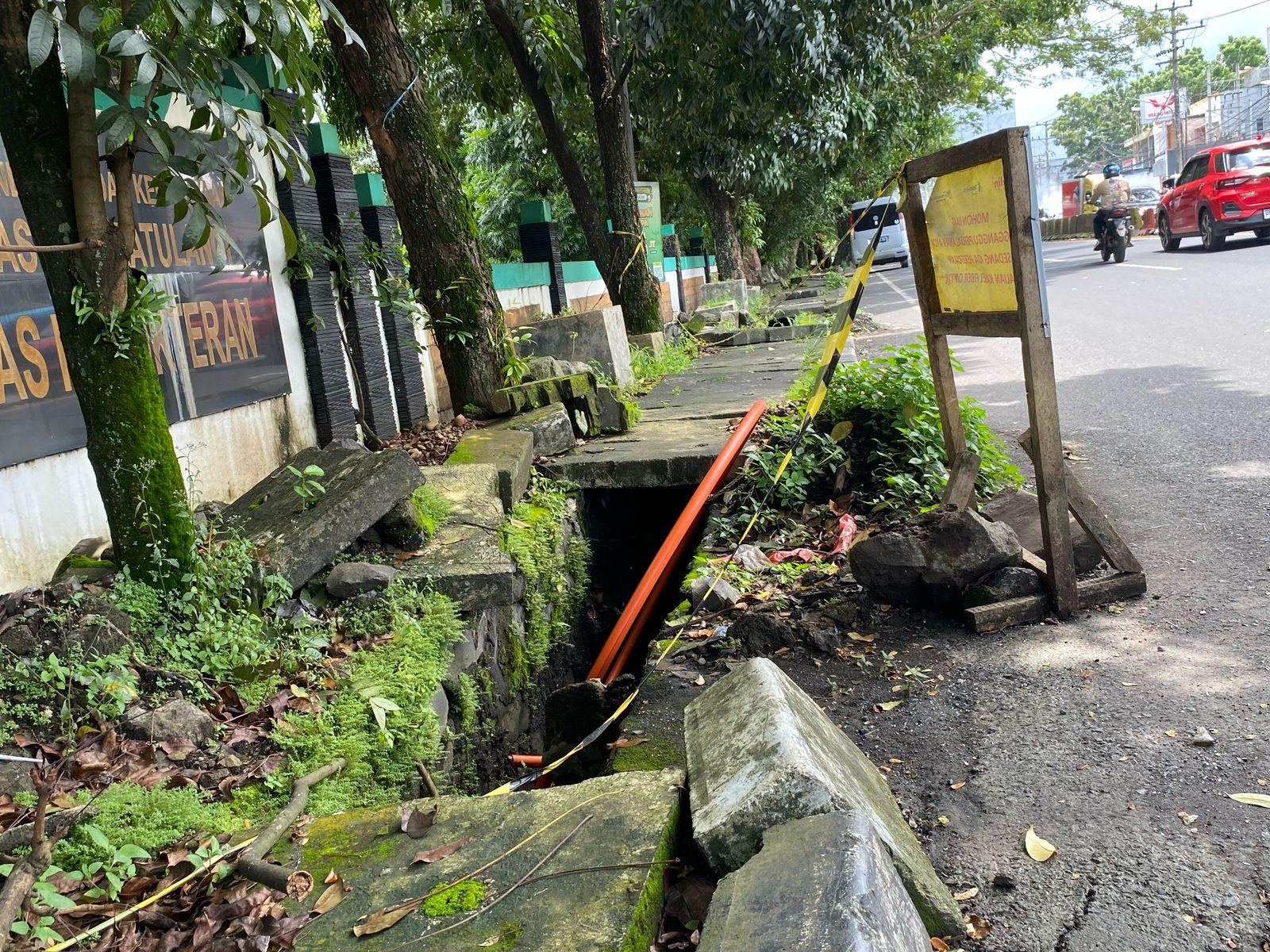 Trotoar Rusak di Jalan RW Mongisidi Manado Sulawesi Utara, Warga Khawatir Keselamatan Pejalan Kaki