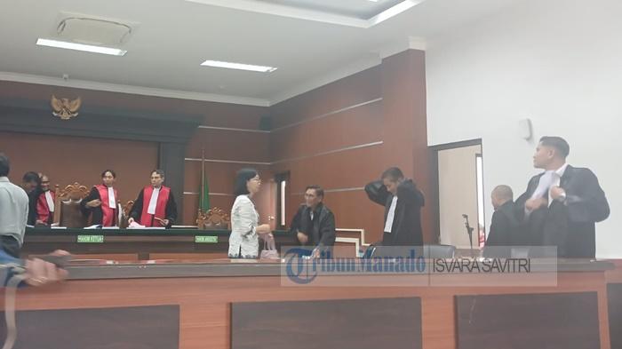 Dituntut 1 Tahun 6 Bulan Penjara, Mantan Rektor Unsrat Ellen Kumaat Tersenyum