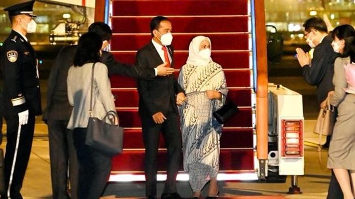 Tampilan-Iriana-Jokowi-dan-Joko-Widodo-saat-tiba-di-Beijing.jpg