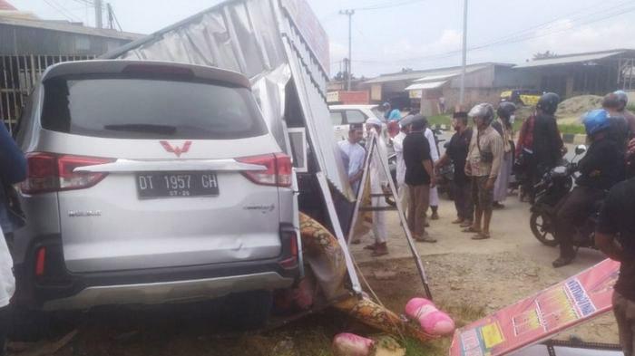 Kecelakaan Maut Pukul 13. 00 WITA, Minibus Tabrak Konter Pulsa, Tewaskan Bocah 5 Tahun