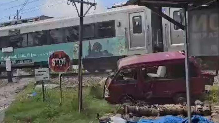 Kronologi Kecelakaan di Madiun, Satu Keluarga Lolos dari Maut, Mobil Rusak Parah Dihantam Kereta Api