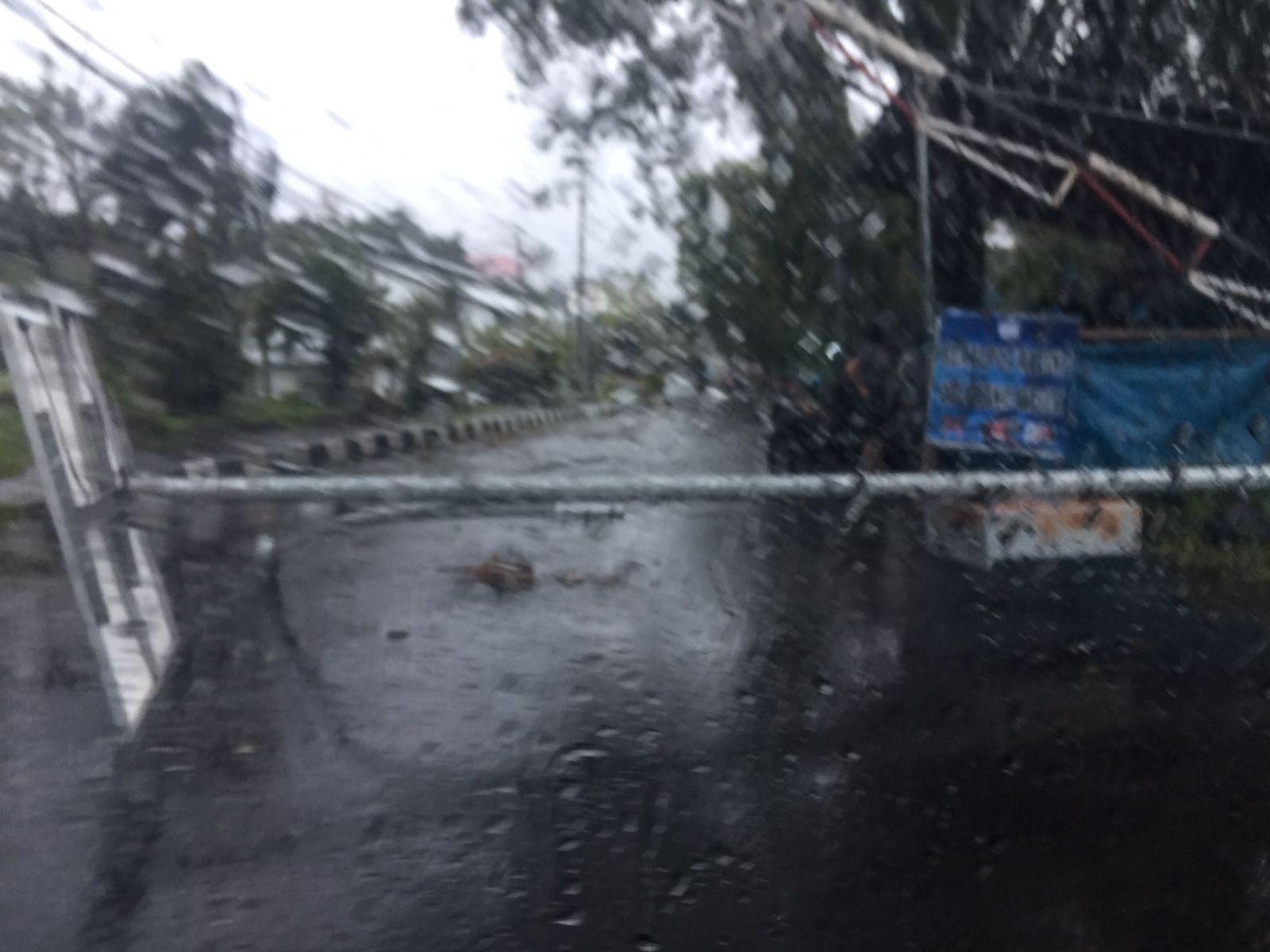 Tiang-lampu-penerangan-jalan-di-Kampus-Unsrat-roboh-diterjang-angin-kencangjghjghudfgdfggd.jpg