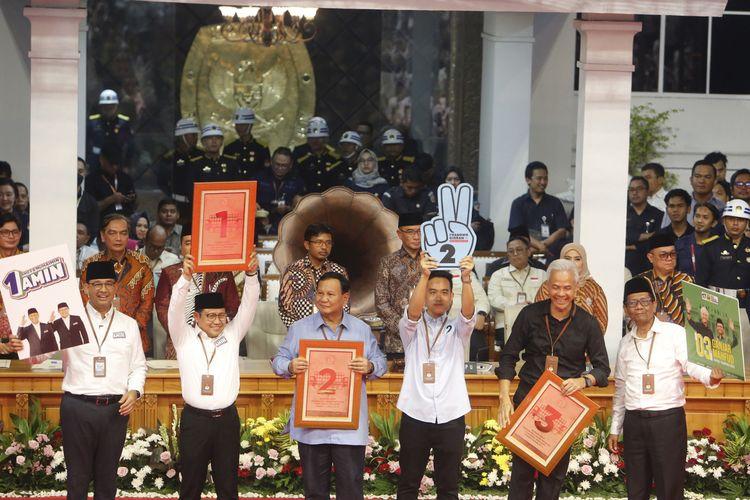 Tiga-pasangan-calon-foto-bersama-usai-rapat-pleno-terbuka-pengundian-dan-penetapan-nomor-urut.jpg