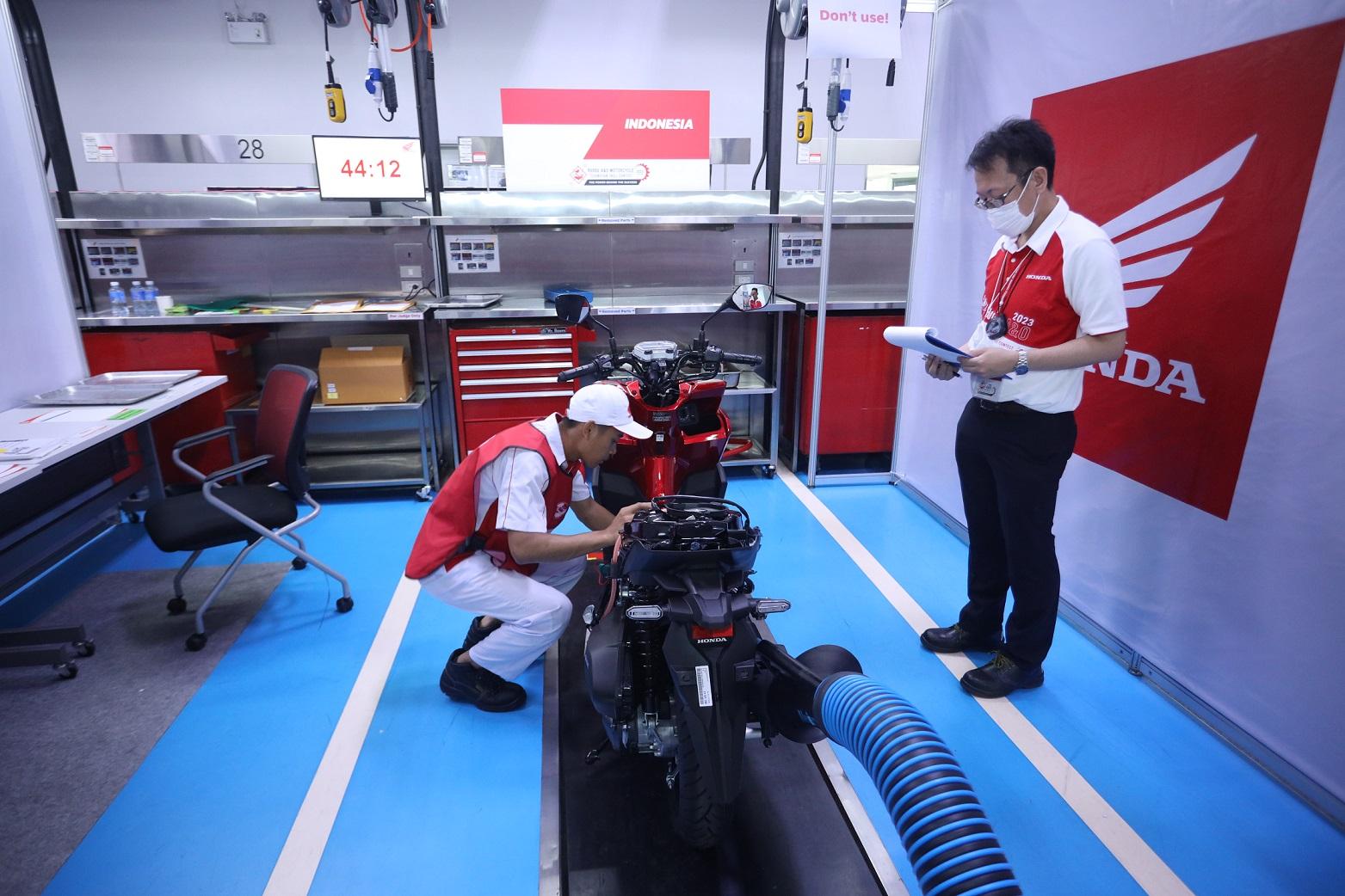 3 Teknisi Terbaik Sepeda Motor Honda Indonesia Adu Skill dalam Kompetisi Tingkat Dunia di Jepang