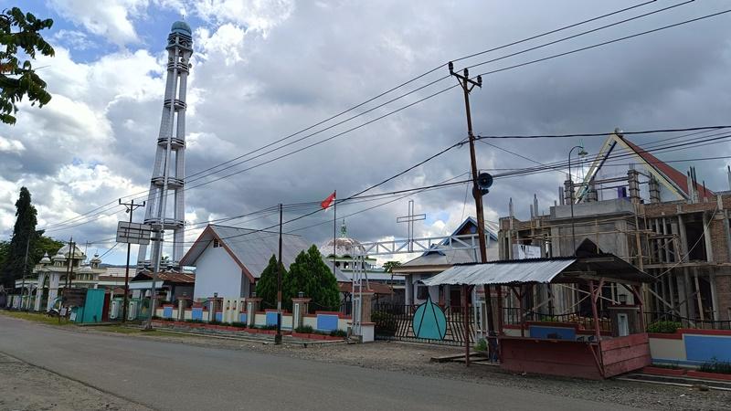 Tiga-rumah-ibadah-yang-dibangun-di-desa-Mopuya-KJGHJJGJ.jpg