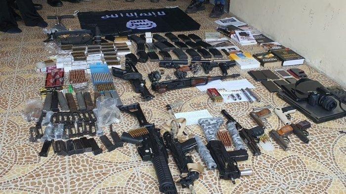 Tim-Detasemen-Khusus-Densus-88-Antiteror-Polri-melakukan-penggerebekan-di-rumah-terduga-teroris.jpg