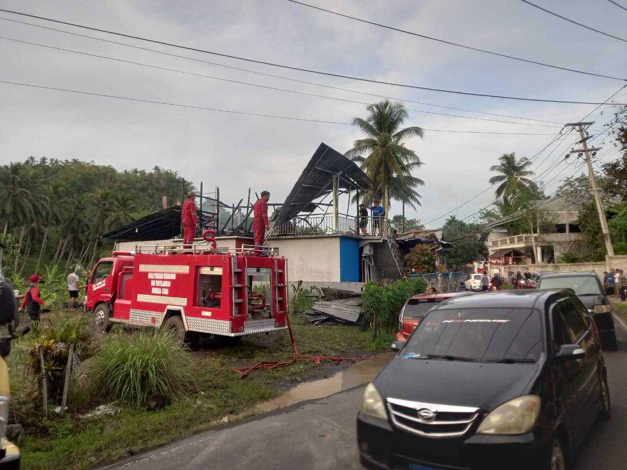 11 Personel dan Dua Armada Diturunkan Damkar Minut untuk Padamkan Kebakaran Rumah di Desa Sawangan