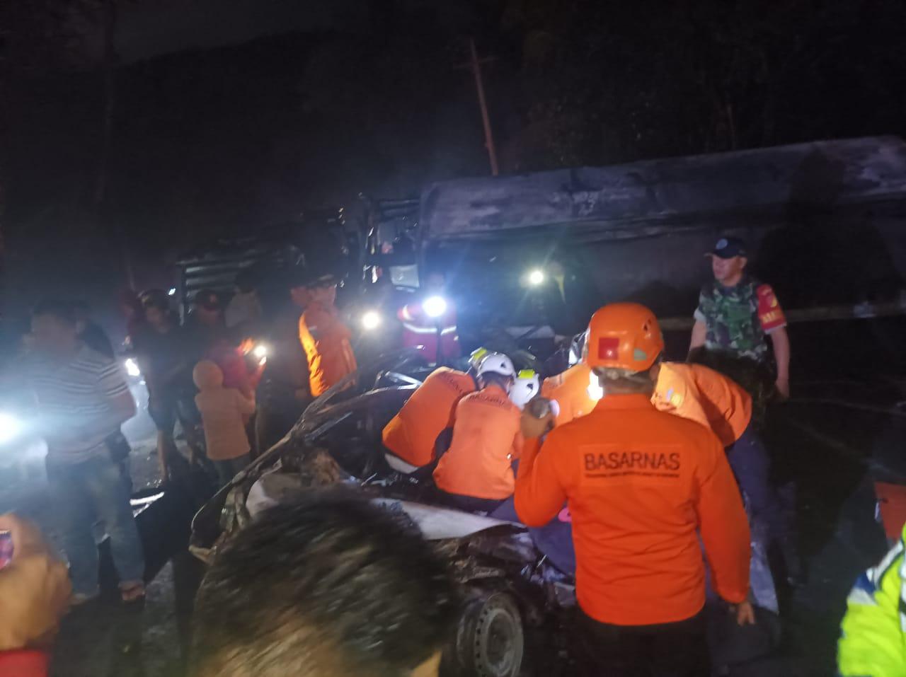 Tim SAR Amurang Lakukan Evakuasi 4 Korban Tabrakan Maut Tanjakan Munte Minsel Sulawesi Utara