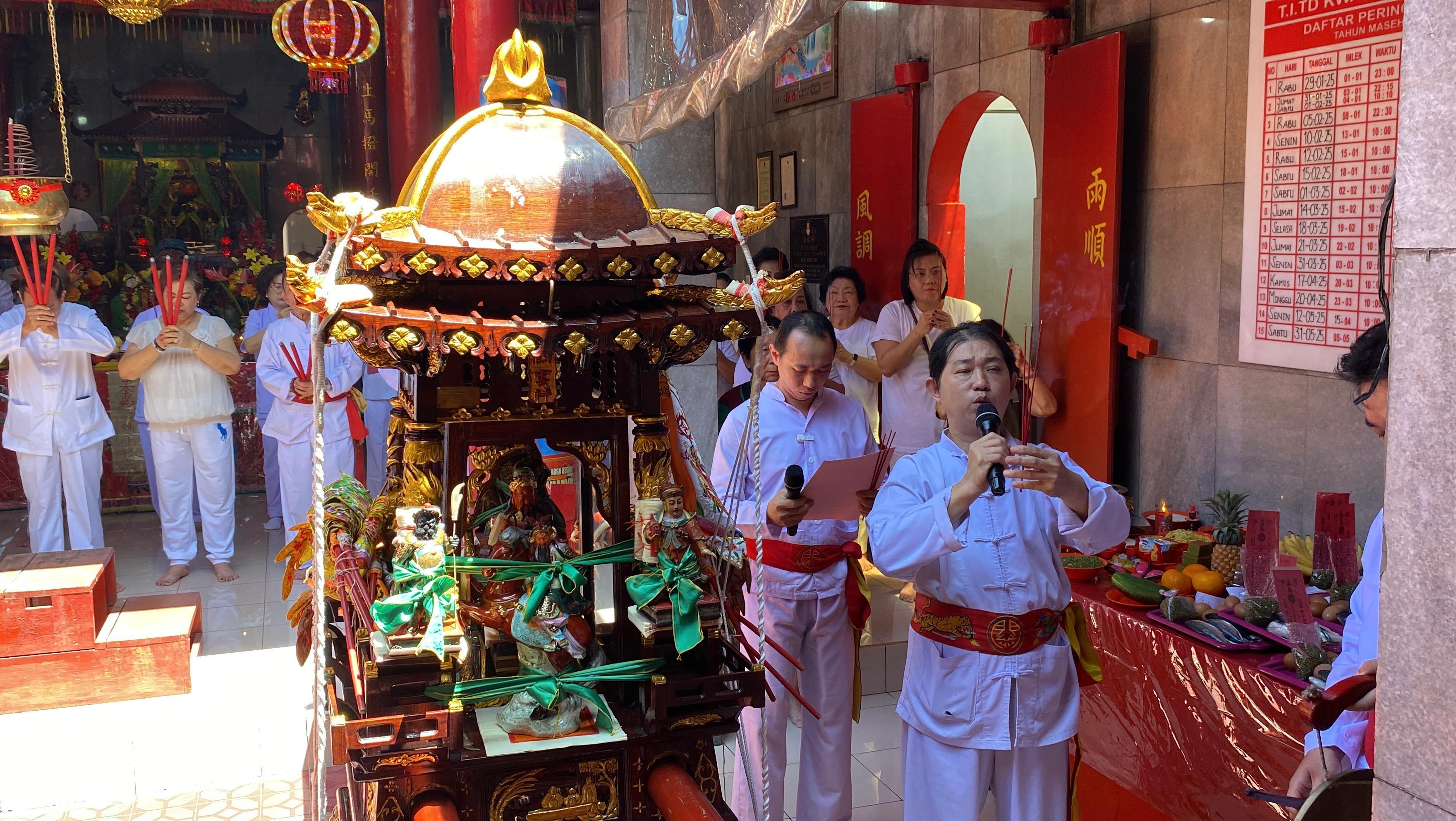 Umat Tridharma Gelar Sembahyang Kemuliaan Kwan Seng Ta Tie Jelang Cap Go Meh di Manado