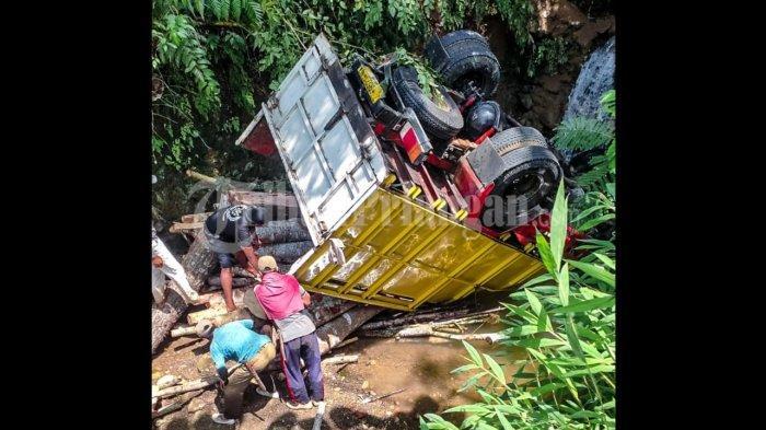 Kecelakaan Maut Pukul 11.00 WIB, Seorang Sopir Tewas, Truk Tak Kuat Menanjak Mundur Masuk Jurang