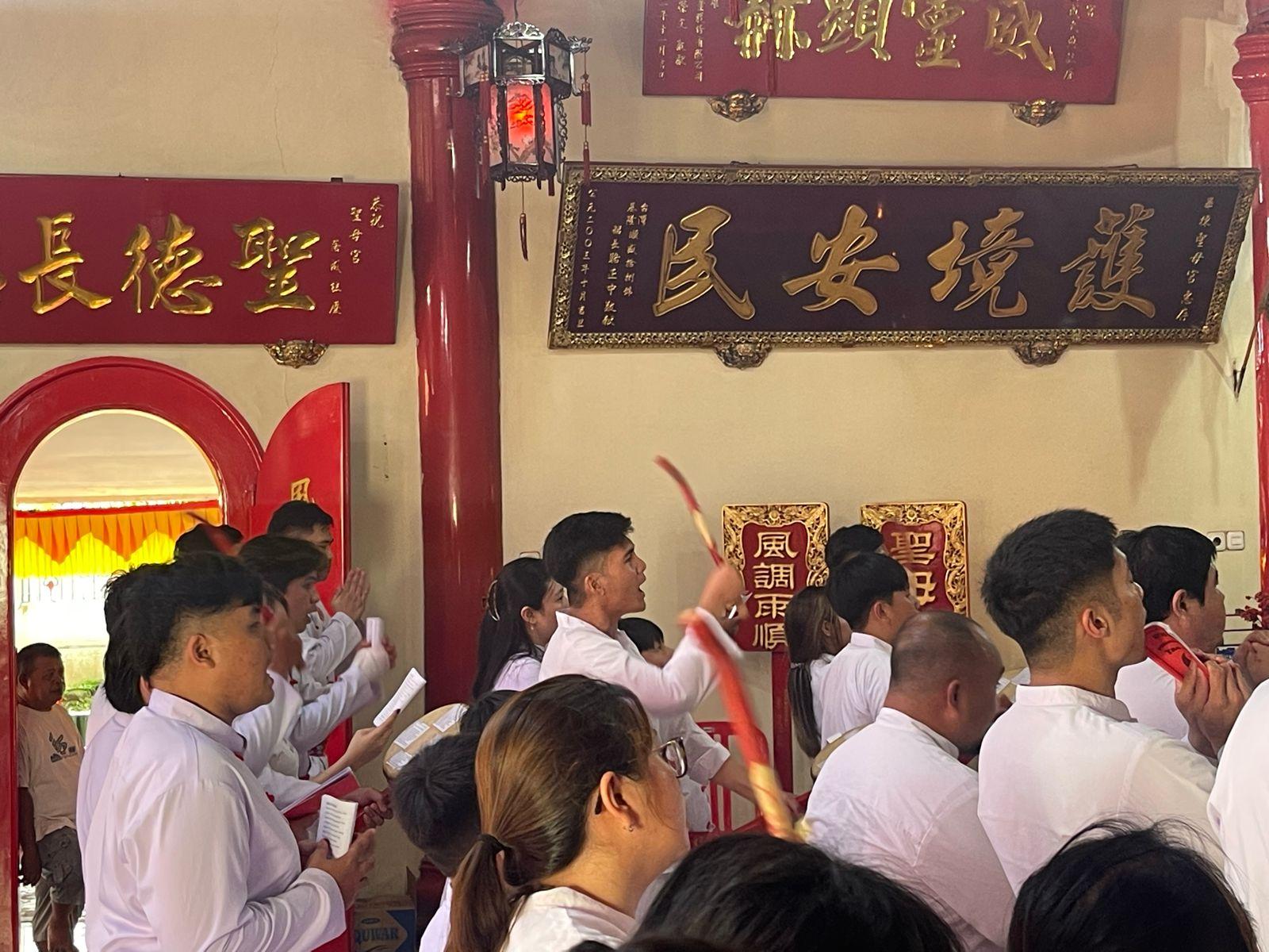 2 Tang Sin Keliling Halaman Klenteng Seng Bo Kiong Bitung Sulawesi Utara