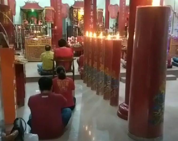Umat-Tridharma-di-Kotamobagu-saat-melaksanakan-sembahyang-dan-doa-menyambut-tahun-baru-imlek.jpg