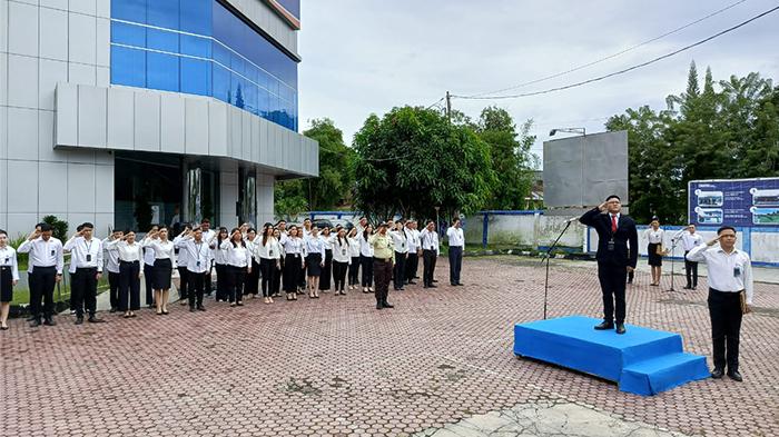 Upacara-Bendera-di-Halaman-Kantor-Cabang-BRI-Tondano-pada-Selasa-28102025-pagi.jpg