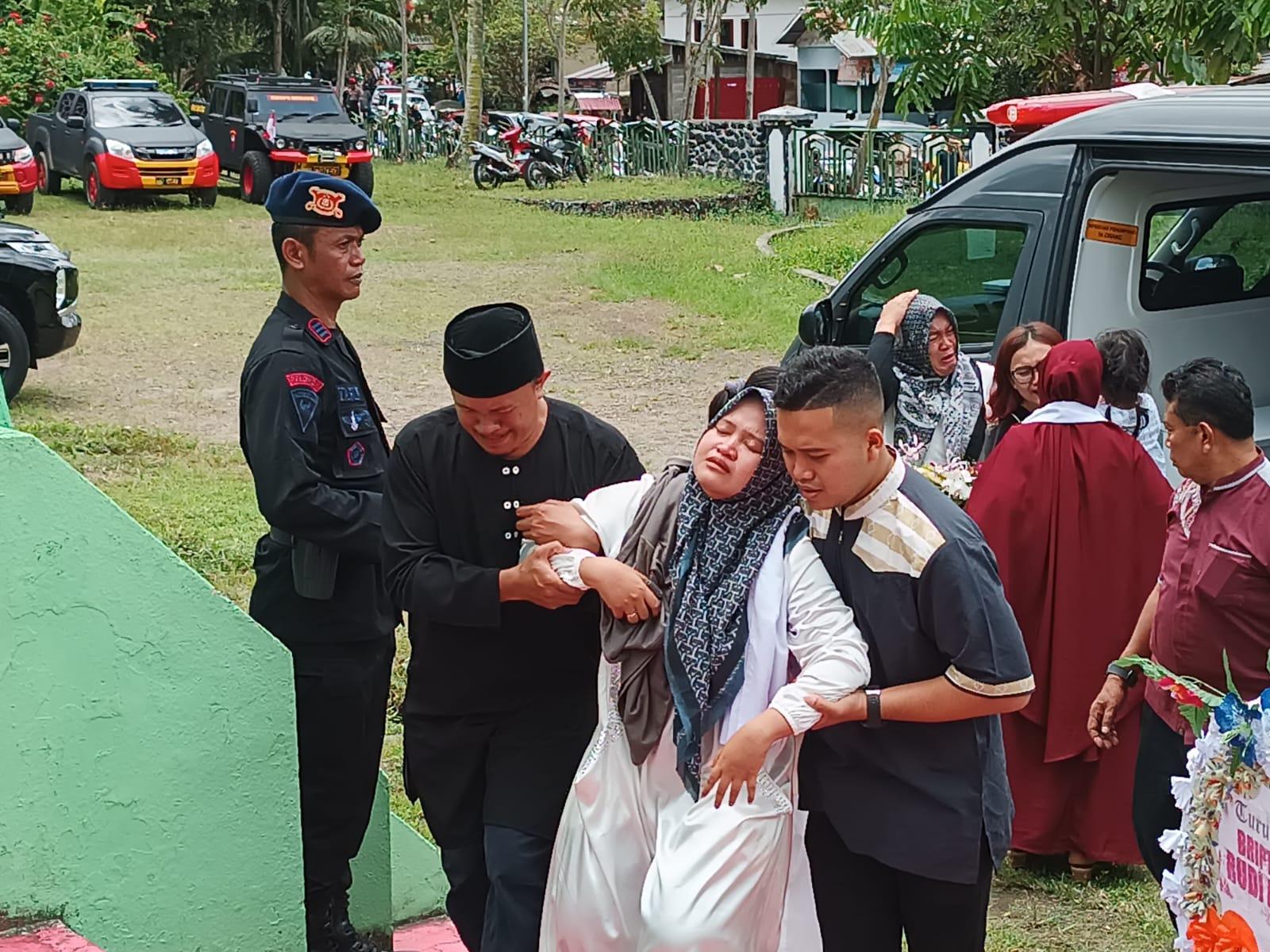 Foto Pemakaman Briptu Rudi Agung Ashari di TMP Mongkonai Kotamobagu Sulawesi Utara