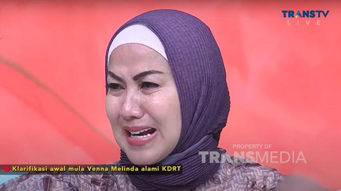Venna-Melinda-saat-menceritakan-kronologi-dirinya-mengalami-kekerasan.jpg