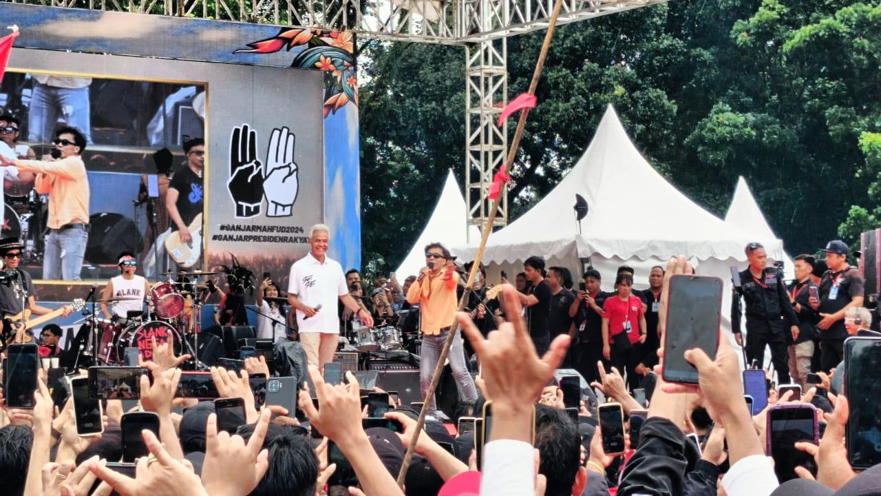 Vokalis-Slank-bersama-Capres-Ganjar-Pranowo-saat-hadir-di-lapangan-KONI-Kota-Manado90.jpg