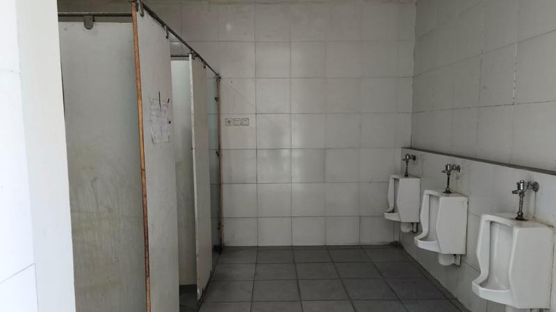 WC-di-Pasar-Bersehati-Manado-Sulawesi-dikeluhkan-oleh-warga.jpg