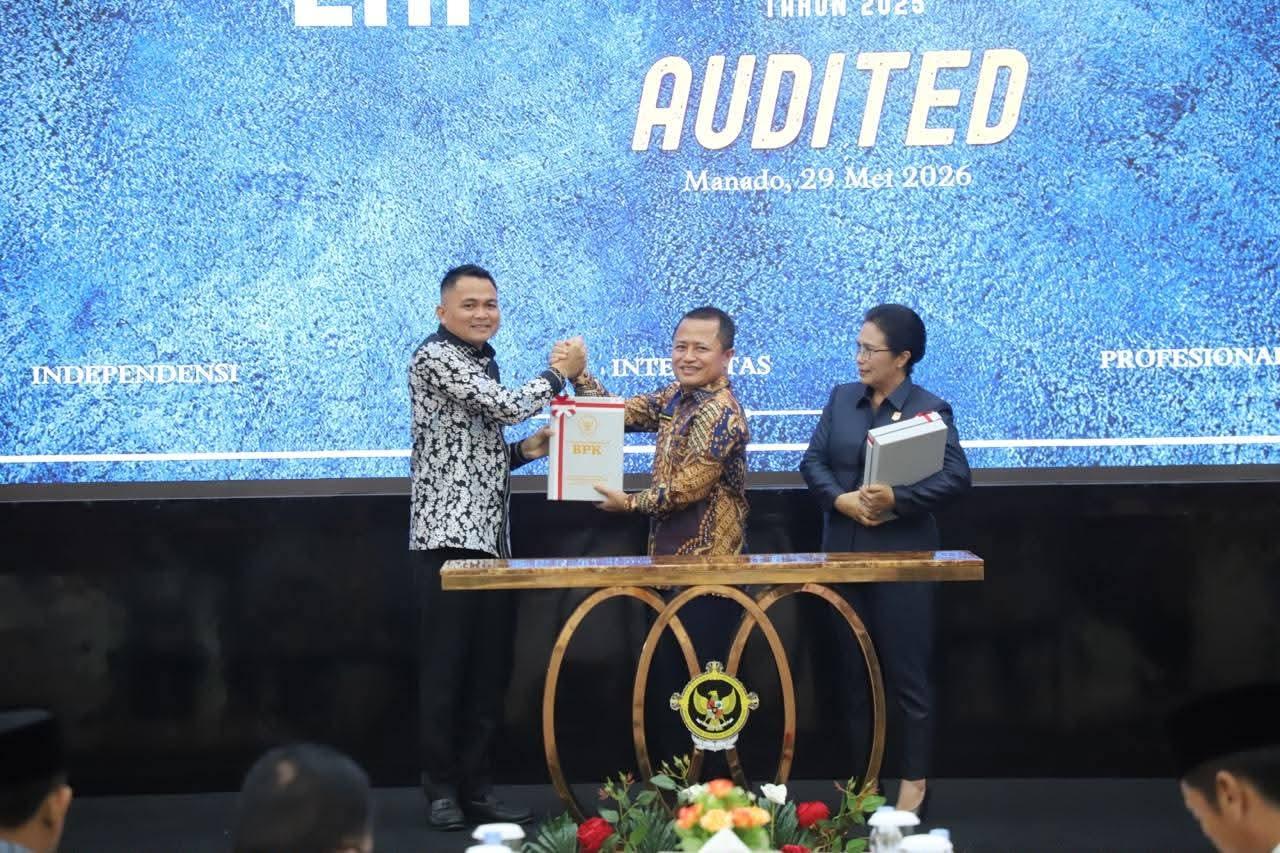 WTP-Bupati-Mitra-Ronald-Kandoli-saat-menerima.jpg