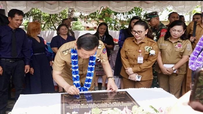Wabup-Minahasa-mendampingi-Wakil-Gubernur-Sulutdalam-acara-Pentahbisan-Rumah-GMAHK.jpg