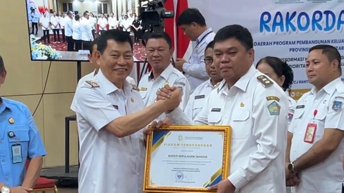 Hadiri Rakorda di Kantor Gubernur Sulut, Wabup Sangihe Terima Tiga Penghargaan dari BKKBN