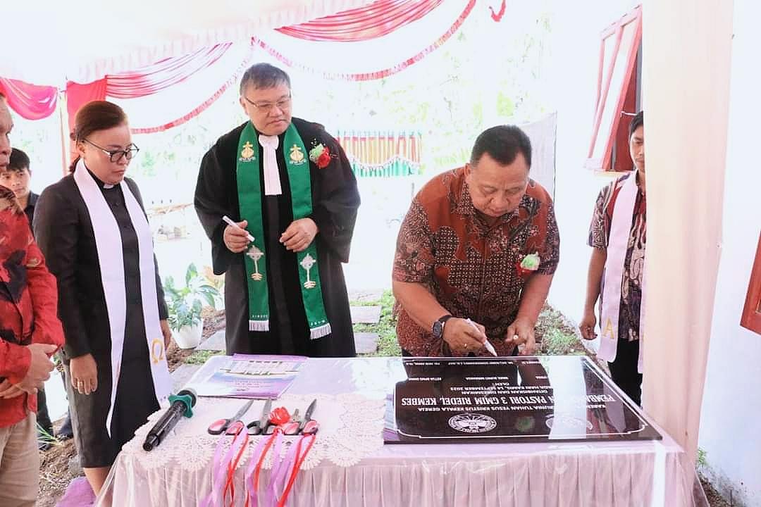 Wakil-Bupati-Minahasa-Robby-Dondokambey-menghadiri-Pentahbisan-ghj.jpg