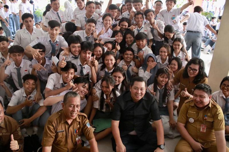 Intip Kedekatan Steven Kandouw dan Gen Z SMKN 1 Manado: Jokowi dan Olly Mengidolakan Lulusan SMK