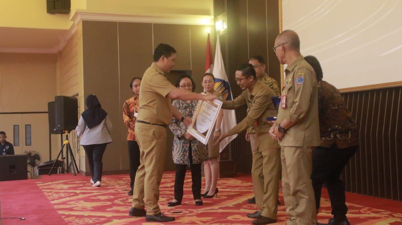 Steven Kandouw Berikan SIKP Award untuk Kabupaten dan Kota di Sulawesi Utara
