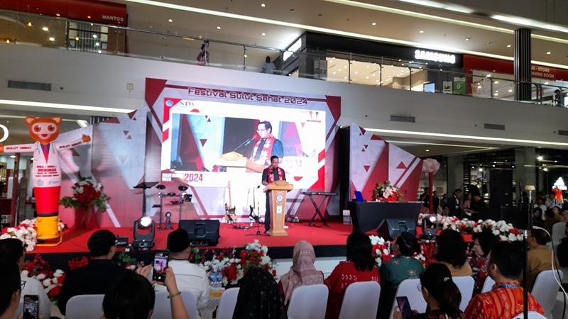 Wakil-Gubernur-Sulut-Steven-Kandouw-saat-membuka-Sulut-Healthy-Week-di-Mantos-390.jpg