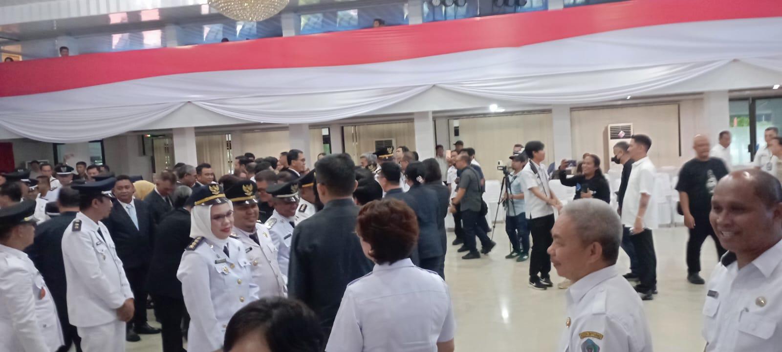 Wali-Kota-Bitung-Hengky-Honandar-SE-melaksanakan-pergantian-pejabat.jpg