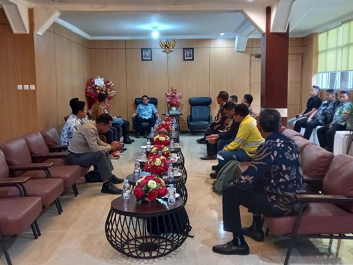 Wali-Kota-Bitung-Hengky-Honandar-bersama-Forkopimda-dan-perwakilan-PT-MSMTTN.jpg