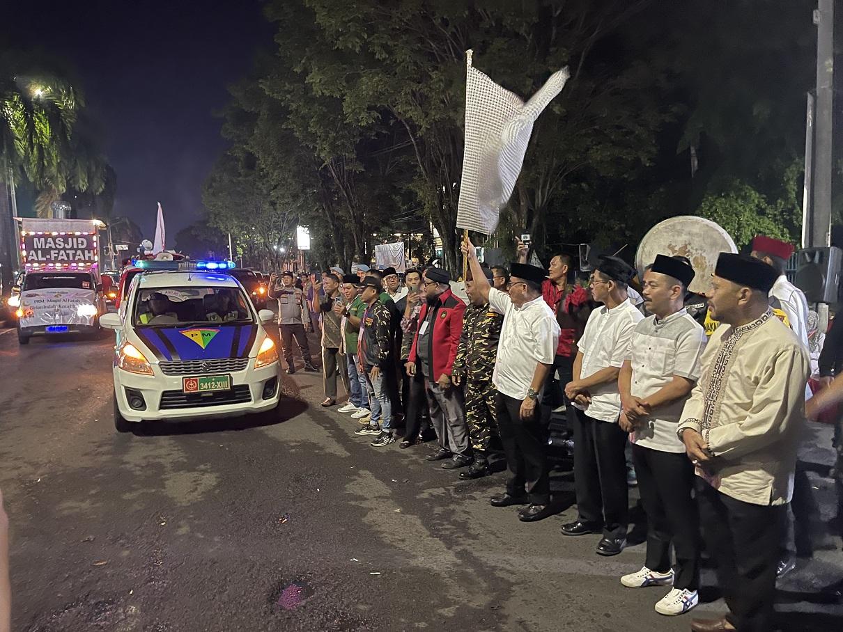 Potret Walikota Bitung Maurits Mantiri dan Wawali Hengky Honandar Saat Lepas Pawai Takbiran