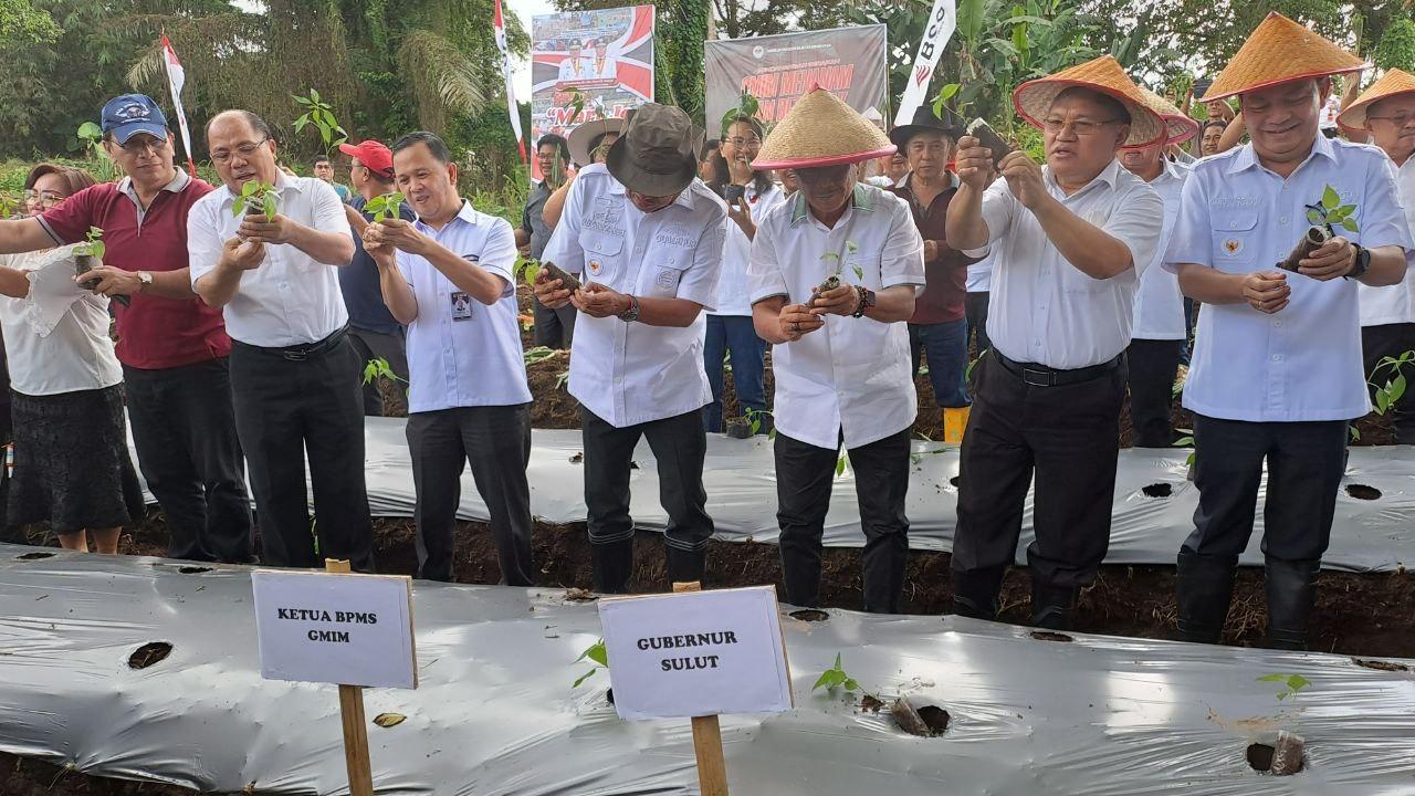 Wali-Kota-Bitung-Maurits-Mantiri-ikut-dalam-Gerakan-Menanam.jpg