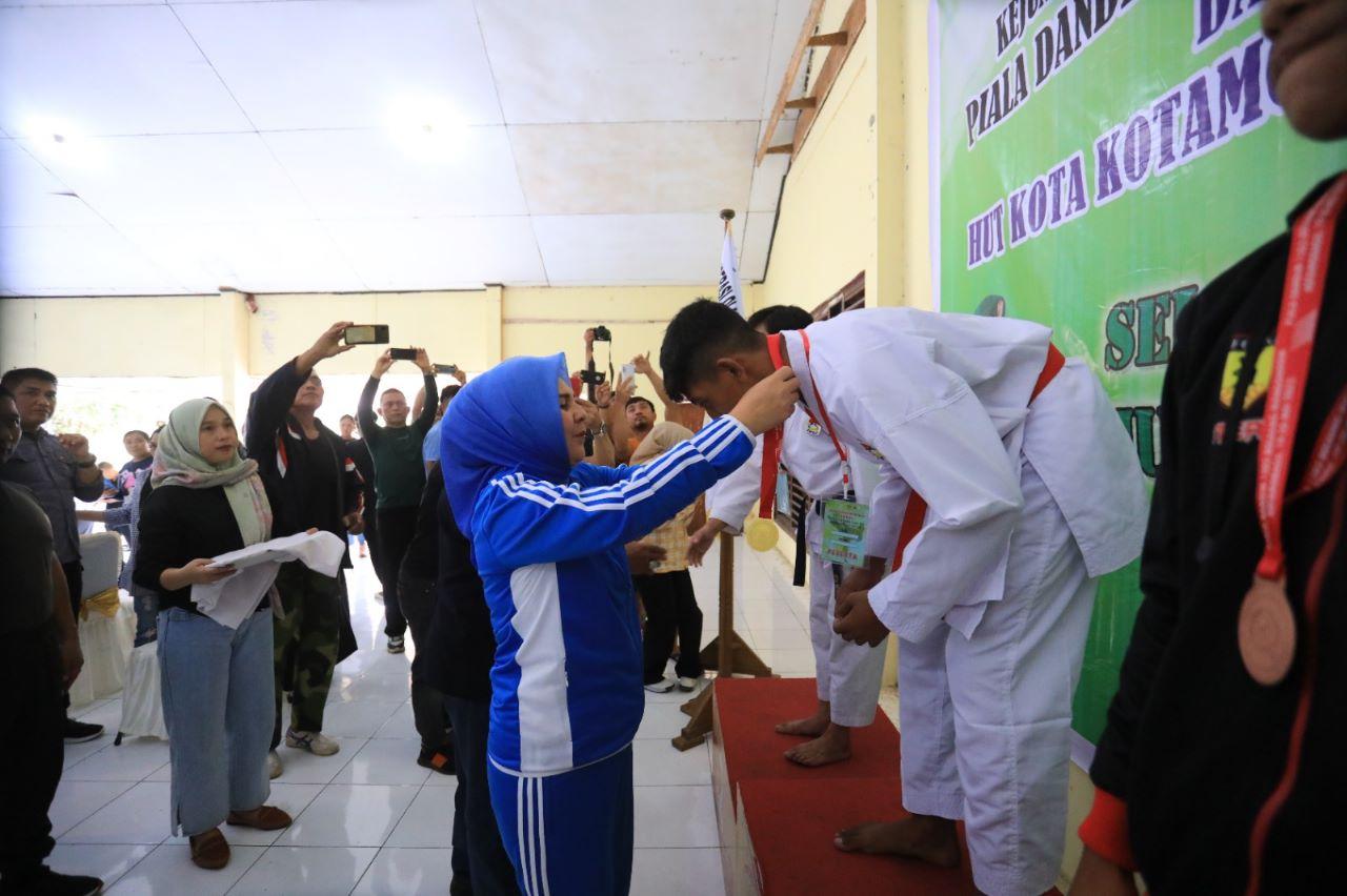 Wali-Kota-Kotamobagu-Tatong-Bara-membuka-Kejuaraan-Provinsi-INKAI-Sulawesi.jpg