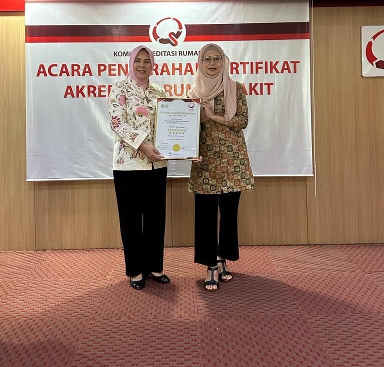 Wali-Kota-Kotamobagu-Tatong-Bara-menerima-sertifikat-akreditasi-Rumah-Sakit.jpg