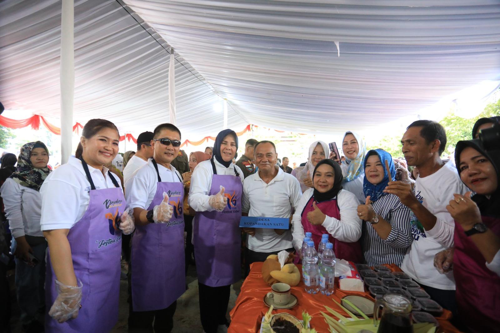 Wali-Kota-Kotamobagu-Tatong-Bara-mengunjungi-stand-berbagai-produk-Usaha.jpg