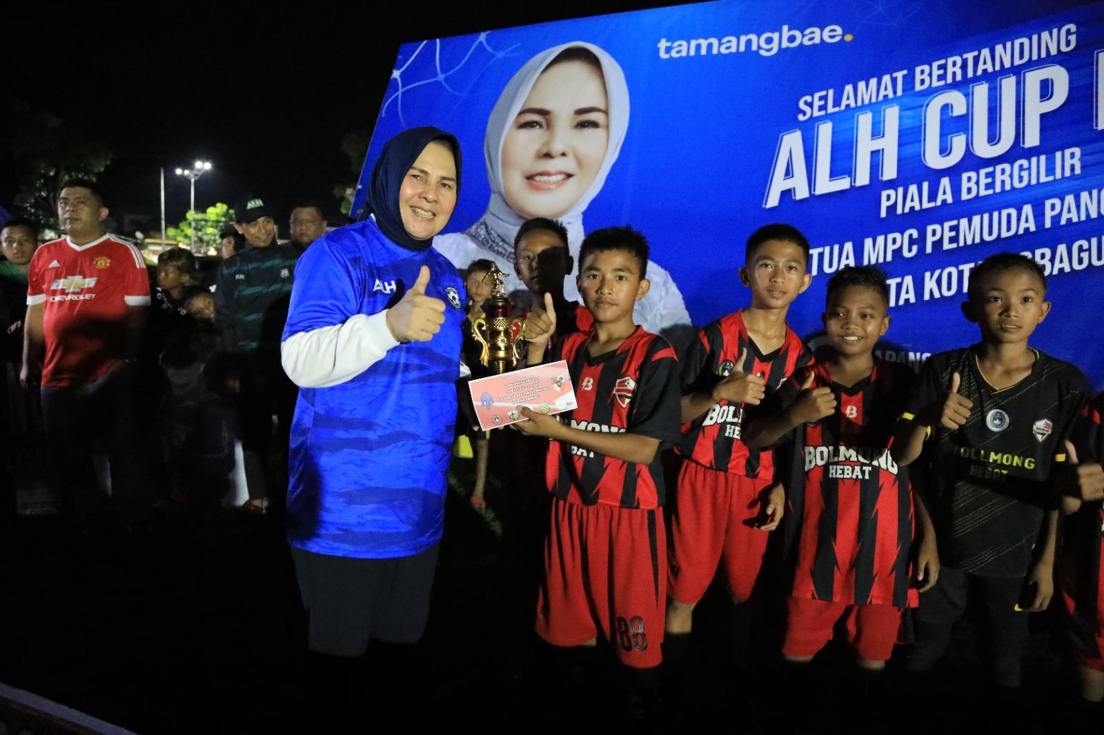 Wali-Kota-Kotamobagu-Tatong-Bara-menutup-Turnamen-Sepak-Bola-Al.jpg