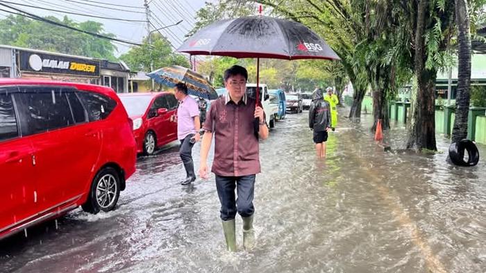 Wali-Kota-Manado-Andrei-Angouw-saat-memantau-lokasi-banjir-Jumat-2132025.jpg