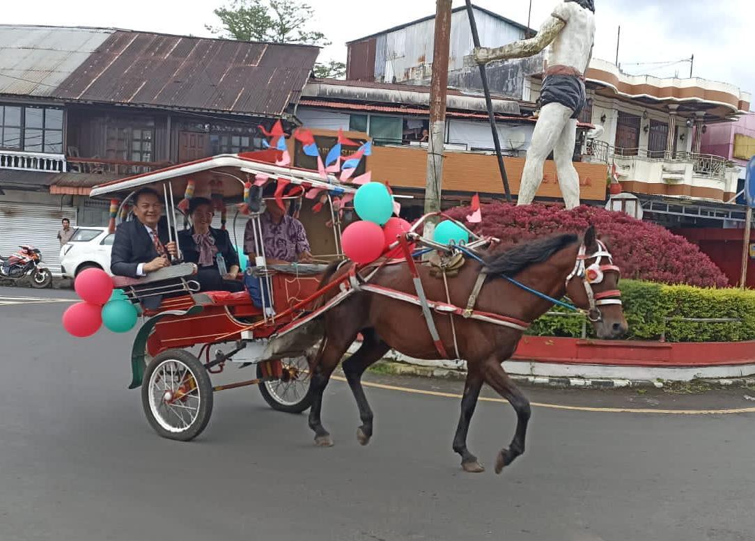 Wali-Kota-Tomohon-Caroll-Senduk-bersama-istri-tercinta-Jeandarc-Karundeng-menaiki.jpg