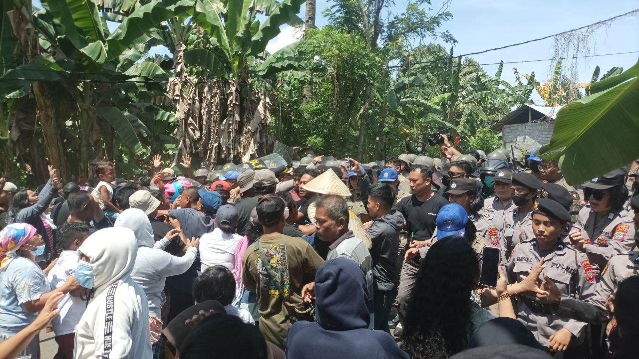 Eksekusi Pengamanan Aset Pemprov Sulawesi Utara, Warga Desa Kalasey 2 Saling Dorong dengan Aparat